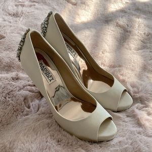 BADGLEY MISCHKA IVORY SATIN KIARA PEEP TO CLASSIC PUMPS SIZE 7
